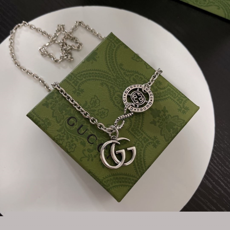 G*u*i necklaces